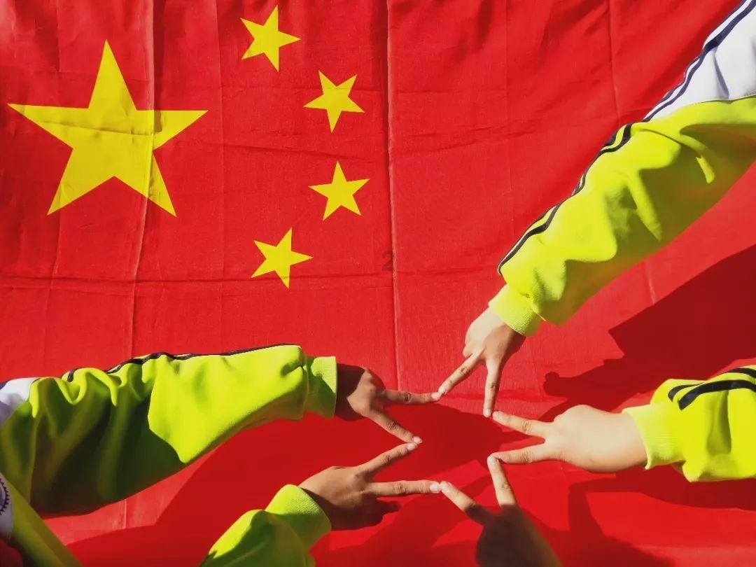 主人刚点燃鞭炮狗子就叼着往家跑