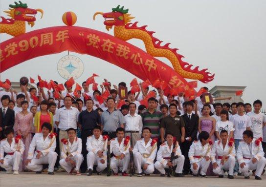 她太疼她弟了。他看到我们做，他也要。她就给了。这样的女友。能要吗？游戏画面